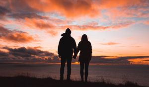 Preview wallpaper couple, silhouettes, sunset, sky