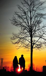 Preview wallpaper couple, silhouettes, sunset, walk, tree