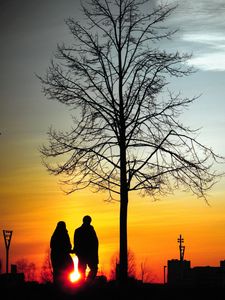 Preview wallpaper couple, silhouettes, sunset, walk, tree