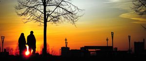Preview wallpaper couple, silhouettes, sunset, walk, tree