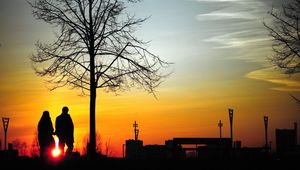 Preview wallpaper couple, silhouettes, sunset, walk, tree