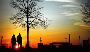 Preview wallpaper couple, silhouettes, sunset, walk, tree