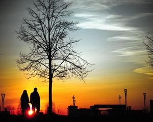 Preview wallpaper couple, silhouettes, sunset, walk, tree