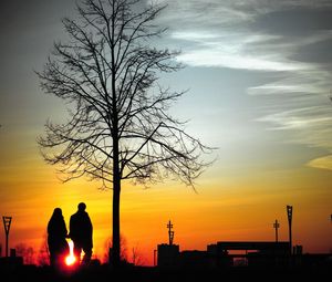 Preview wallpaper couple, silhouettes, sunset, walk, tree