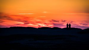 Preview wallpaper couple, silhouettes, sunset, dark