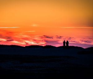 Preview wallpaper couple, silhouettes, sunset, dark