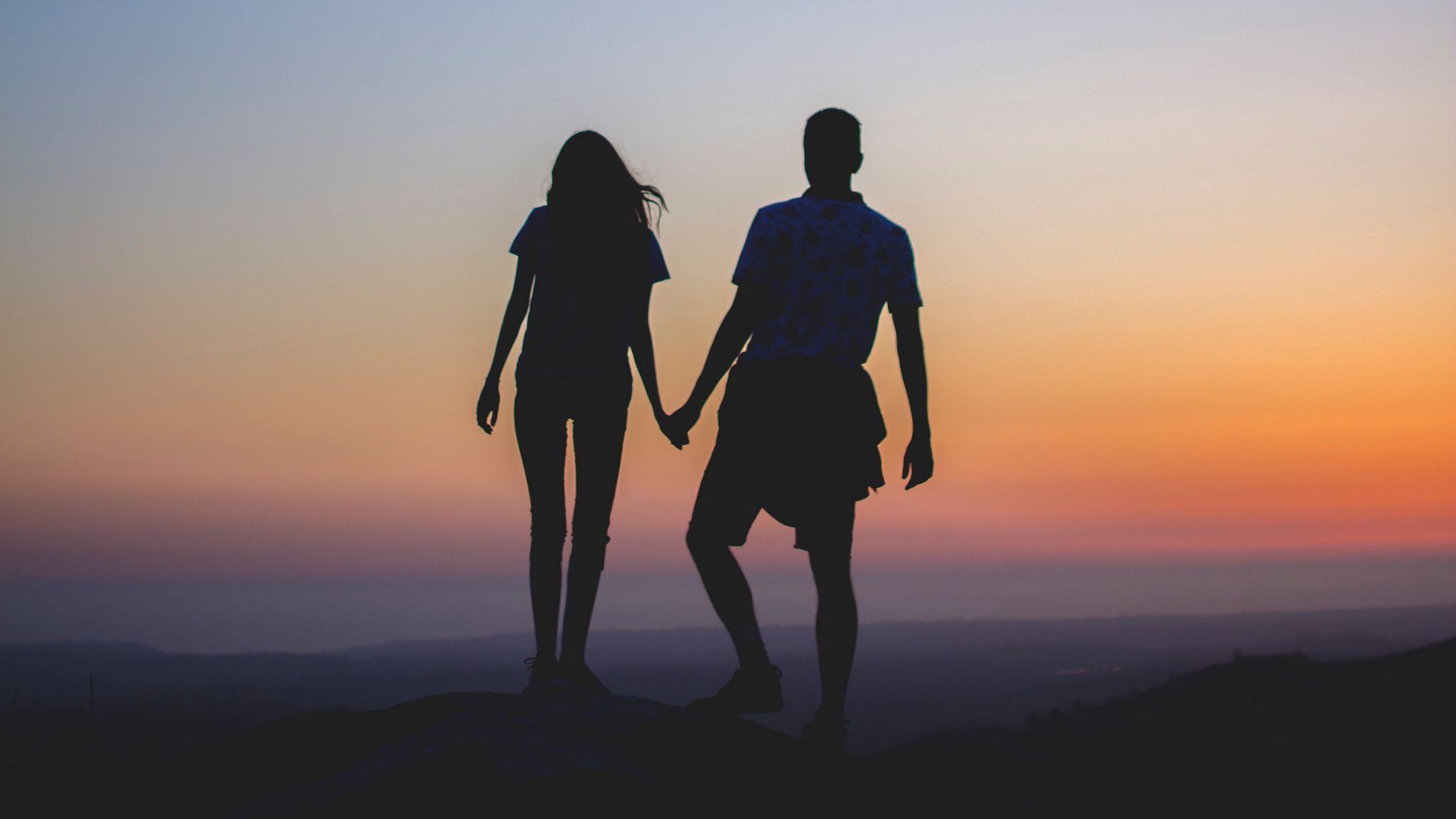 Download wallpaper 2048x1152 couple, silhouettes, sunset, love, horizon