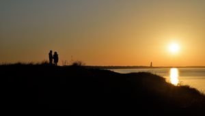 Preview wallpaper couple, silhouettes, twilight, dark