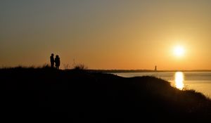 Preview wallpaper couple, silhouettes, twilight, dark
