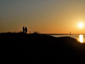 Preview wallpaper couple, silhouettes, twilight, dark