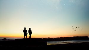 Preview wallpaper couple, silhouettes, twilight, horizon, milky way, love