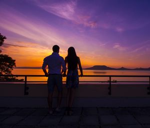 Preview wallpaper couple, sunset, sea, sky