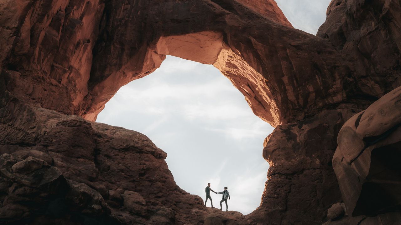 Wallpaper couple, touch, canyon, rocks
