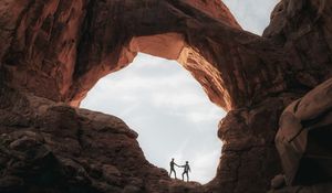 Preview wallpaper couple, touch, canyon, rocks