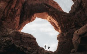 Preview wallpaper couple, touch, canyon, rocks