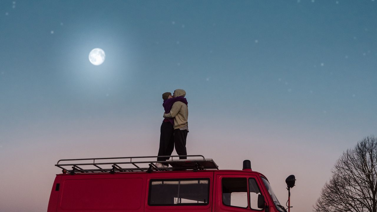 Wallpaper couple, van, moon, hugs, kiss, love