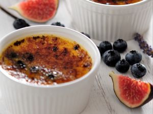 Preview wallpaper creme brulee, figs, blueberries, dessert
