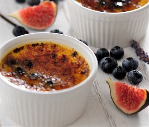 Preview wallpaper creme brulee, figs, blueberries, dessert
