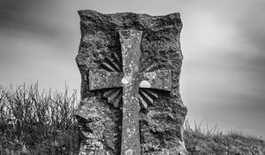 Preview wallpaper cross, stone, grass, bw