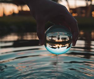 Preview wallpaper crystal ball, ball, hand, water