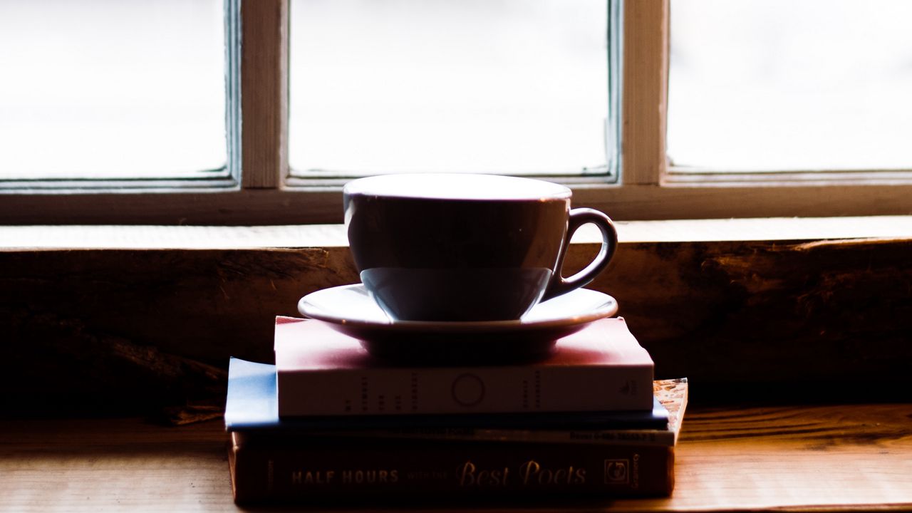 Wallpaper cup, books, window, windowsill, light