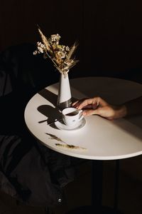 Preview wallpaper cup, coffee, hand, bouquet, room