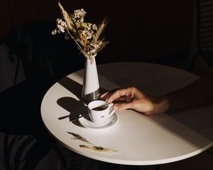 Preview wallpaper cup, coffee, hand, bouquet, room