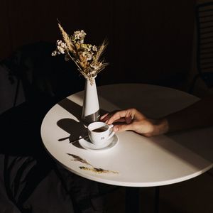 Preview wallpaper cup, coffee, hand, bouquet, room