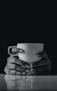 Preview wallpaper cup, drink, hands, bw