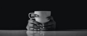 Preview wallpaper cup, drink, hands, bw