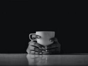 Preview wallpaper cup, drink, hands, bw