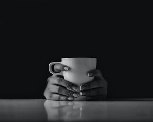 Preview wallpaper cup, drink, hands, bw