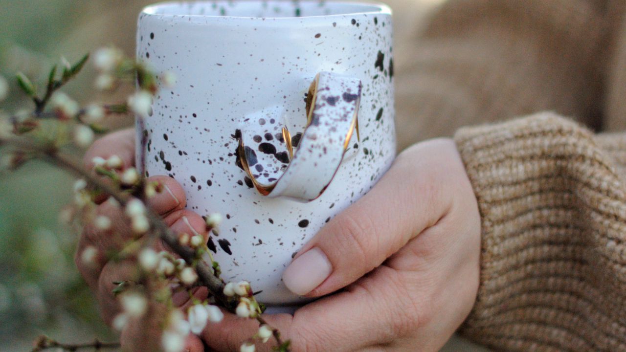 Wallpaper cup, flowers, hands, spring
