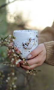 Preview wallpaper cup, flowers, hands, spring