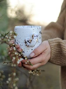 Preview wallpaper cup, flowers, hands, spring