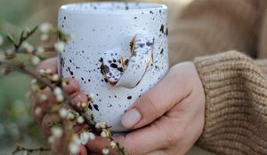 Preview wallpaper cup, flowers, hands, spring