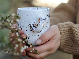 Preview wallpaper cup, flowers, hands, spring