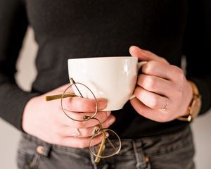 Preview wallpaper cup, glasses, hands, drink