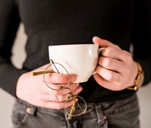 Preview wallpaper cup, glasses, hands, drink