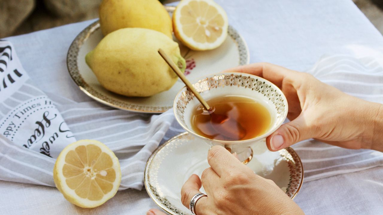 Wallpaper cup, lemon, hands, rings, tablecloth