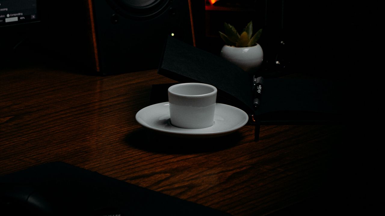 Wallpaper cup, microphone, speakers, dark