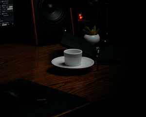 Preview wallpaper cup, microphone, speakers, dark
