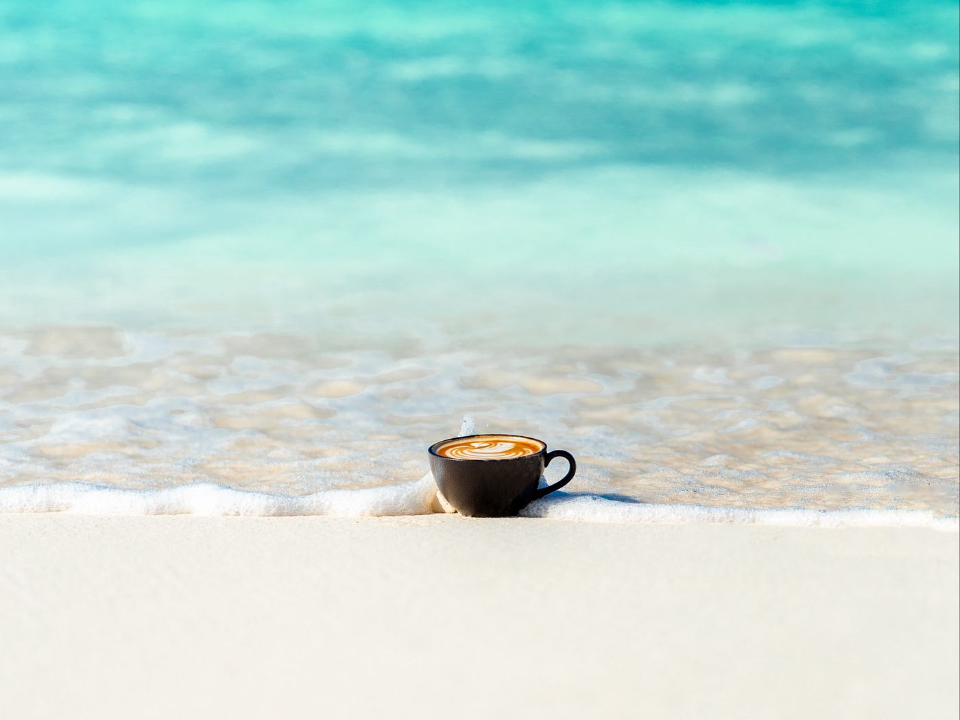 1400x1050 Wallpaper cup, ocean, sand, coast, minimalism