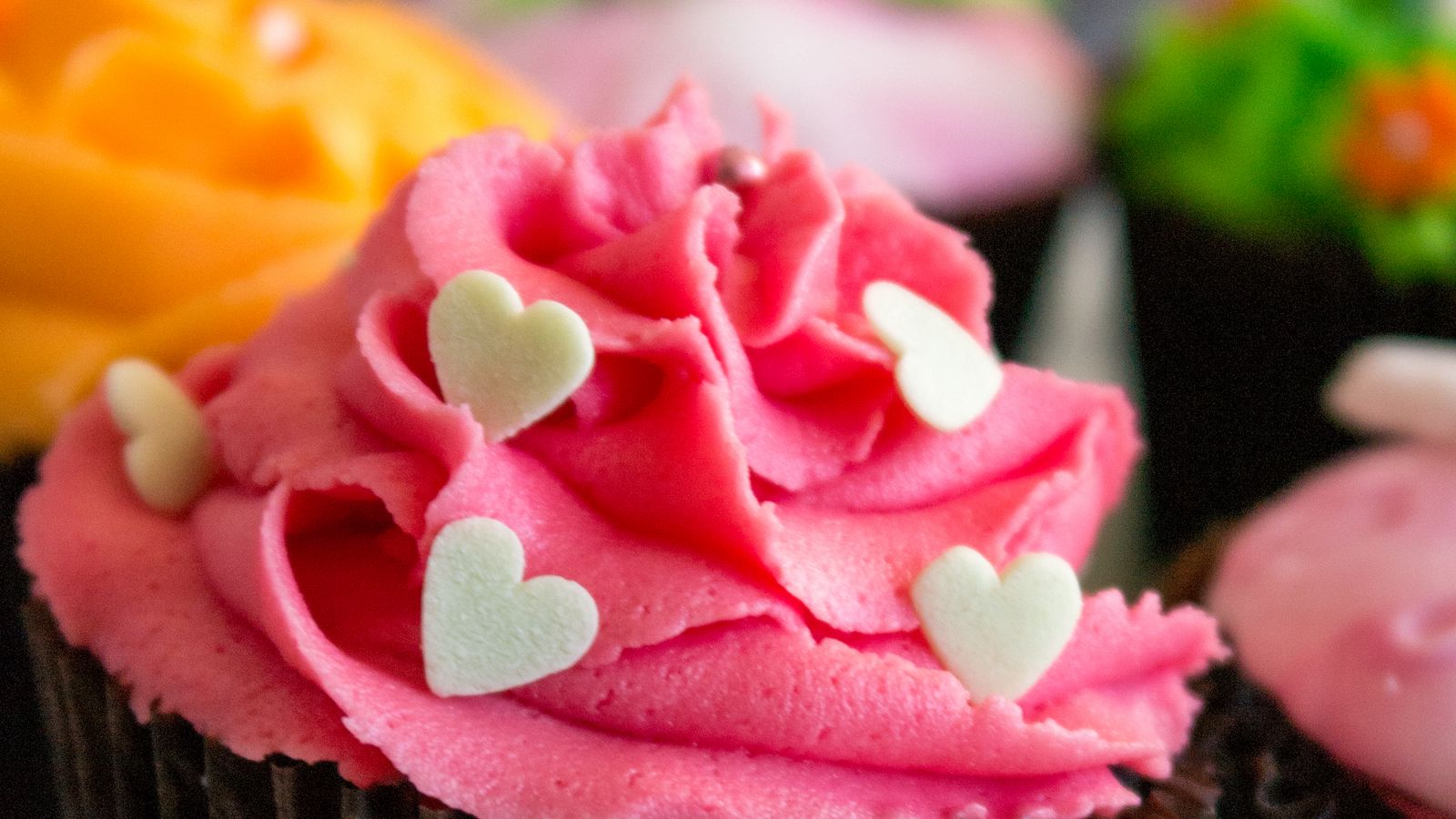 Download wallpaper 1600x900 cupcake, cake, cream, sprinkling, hearts