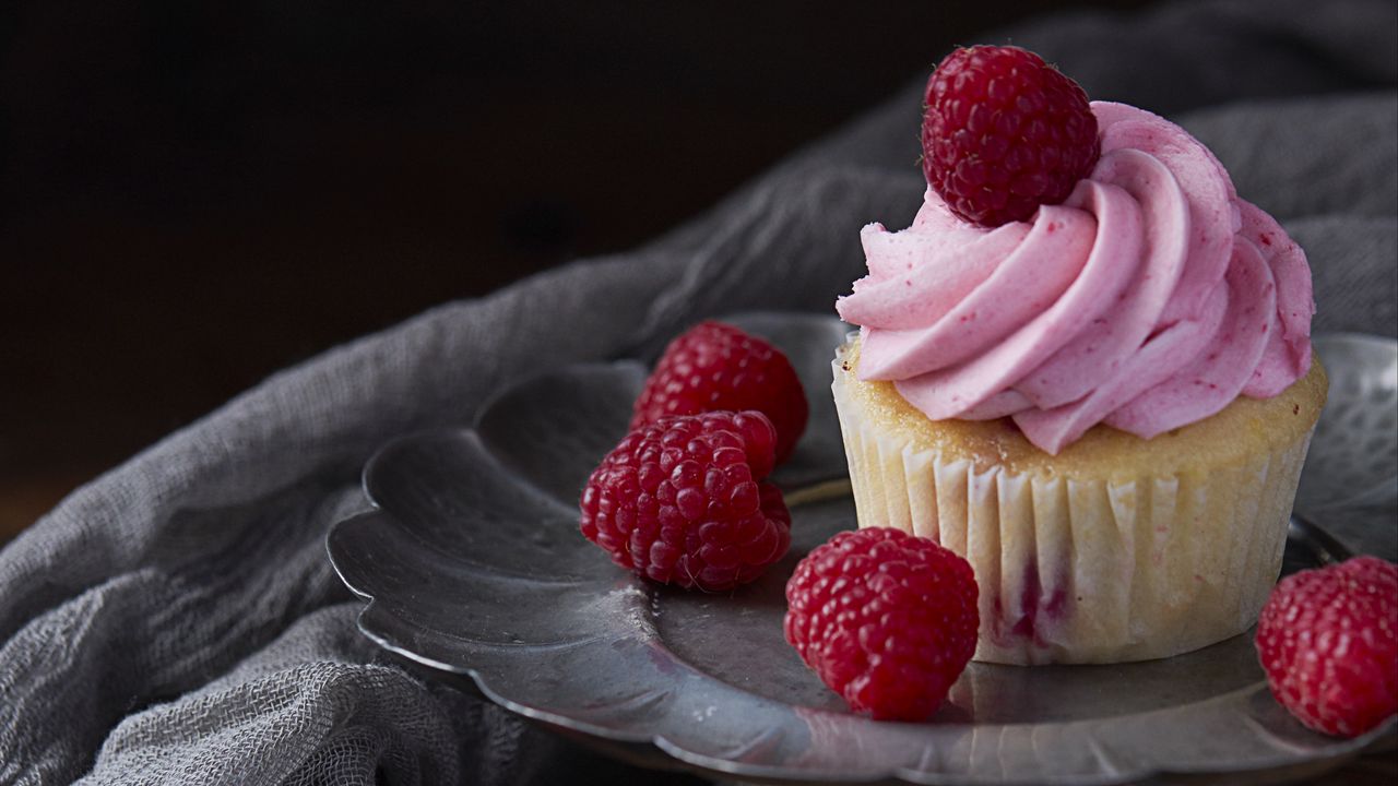 Wallpaper cupcake, cake, dessert, raspberry