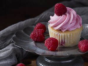 Preview wallpaper cupcake, cake, dessert, raspberry