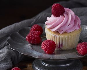 Preview wallpaper cupcake, cake, dessert, raspberry