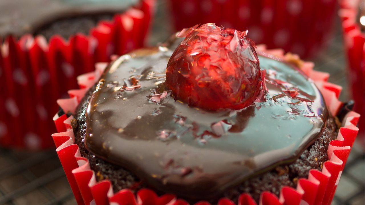 Wallpaper cupcake, chocolate, caramel, red, dessert