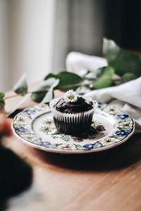 Preview wallpaper cupcake, muffin, pastries, chocolate, chamomile, flower, plate