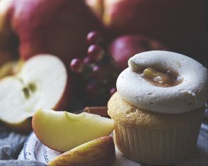 Preview wallpaper cupcake, pastries, apples, fruit, food